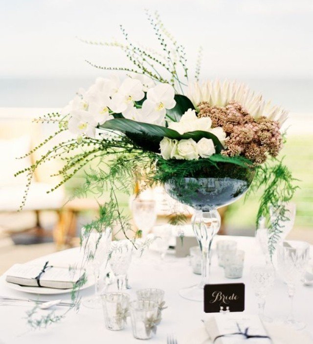 Orchidea na stole aranžovanie kvetinových úprav biela Stolové kvetinové úpravy aranžujú biele lupene ruží