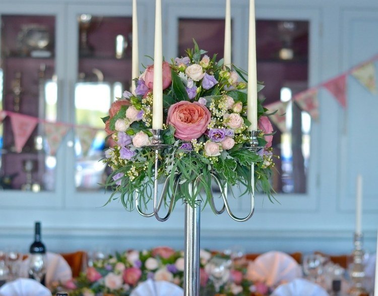 Ozdobte svietnik na dekoráciu stola dekorácia stolu-s-kvetmi-svietnik-nápad-nápad-ružová-stolové-sviečky