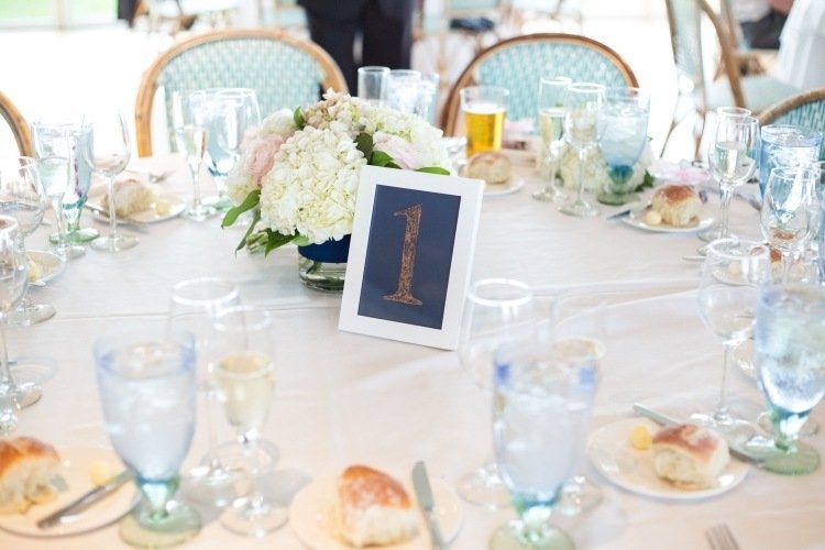 jemná dekorácia stola so svetlo modrými detailmi dekorácia stola-hortenzie-svadba-biele-nežné-ruže-ružové-obrus-sklo-kryštál