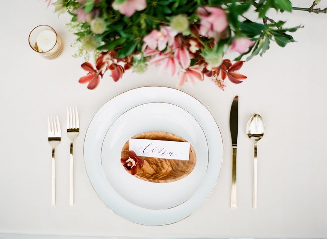 Nápad na výzdobu stola na svadbu na jar jarno-svadobne-orchidey-kristove ruzovo-olivove drevo