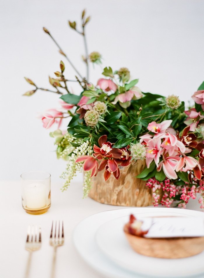 Kvetinová úprava s vianočnými ružami, orchideami a olivovým olejom Vianočné ruže-orchidey-výzdoba svadobného stola-olivový olej