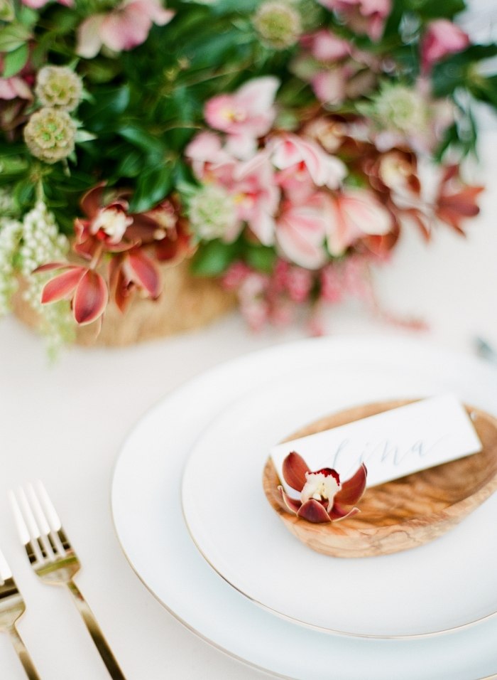 Dekorácia stola s orchideami - malá drevená misa v tanieri so zlatým okrajom dekorácia stola s orchideami aranžovanie kvetov misa na olivový olej