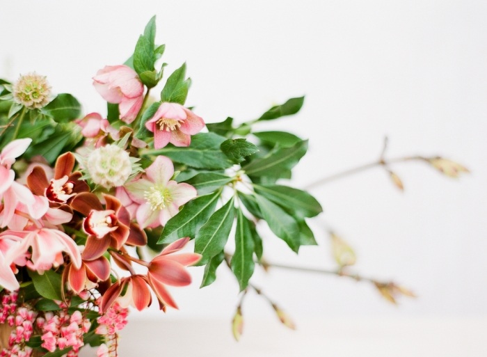 Dekorácia stolu na jarnú svadbu s vianočnými ružami a orchideami dekorácia stolu s orchideami Vianočná ružová svadobná aranžmán