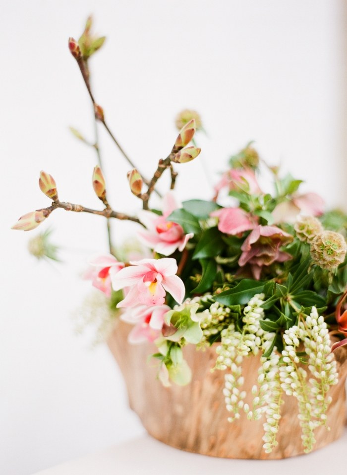 Aranžovanie kvetov v miske z olivového dreva svadobný stôl-dekorácia-orchidea-olivový olej