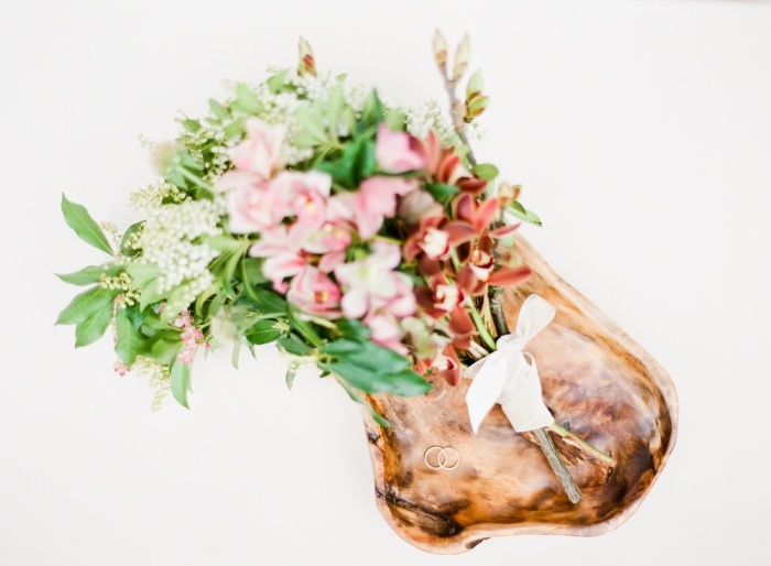 Svadobná kytica vianočných ruží a orchideí jarno-svadobno-svadobná kytica-orchidey-kristovo-ružový olej