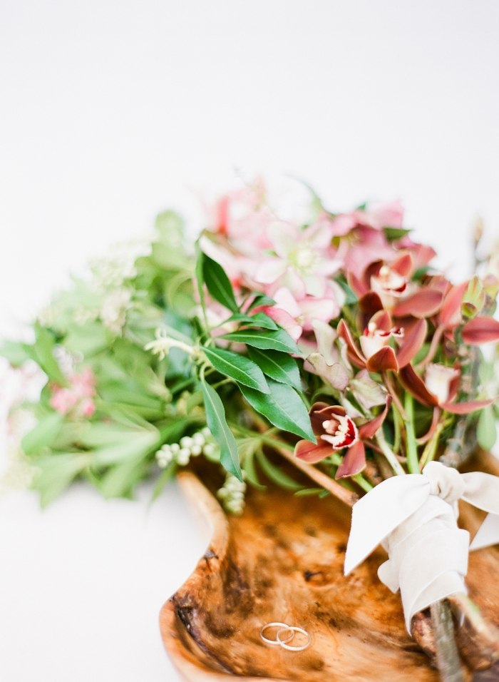 Svadobná kytica vianočných ruží a orchideí v miske z olivového dreva jarno-svadobne-svadobne kytice-orchidey-kristove ruzovo-olivove drevo