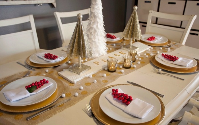 Jednoduché vianočné dekorácie na stôl dekorácia stola jednoduché vianočné stromčeky bobule zlaté biele sviečky