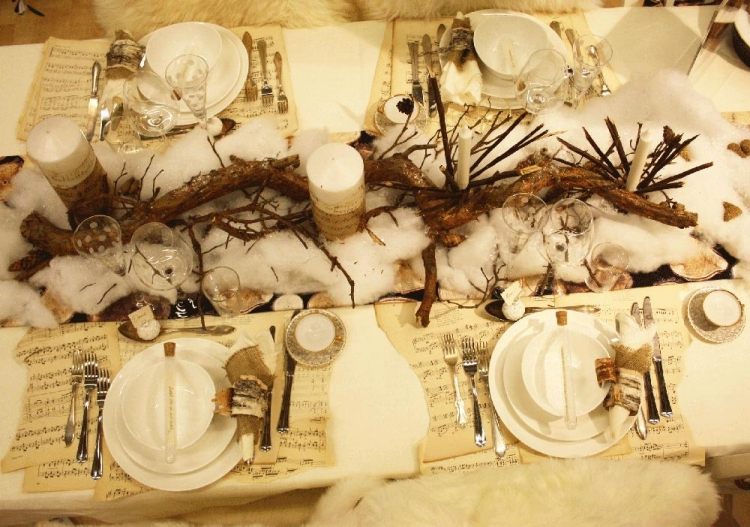 krásna vianočná dekorácia na stôl z prírodných materiálov a vatelínu dekorácia stola-vianoce-nápady-biela-samozrejme-zwige-vata-kužele-poznámkový papier