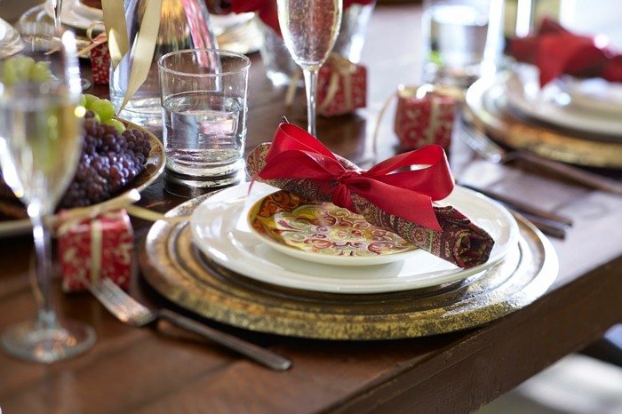 Stolné dekoračné obrúsky nápady na viazanie saténovej stužky