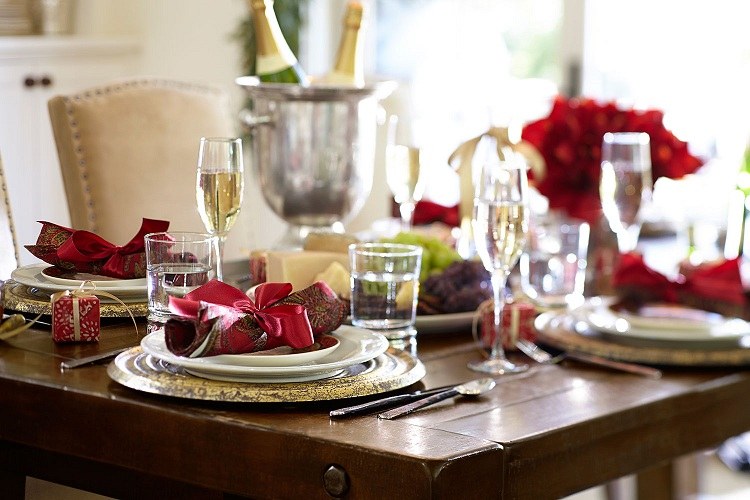 nápady na dekoráciu slávnostného stola obrúsky saténová stuha kvety