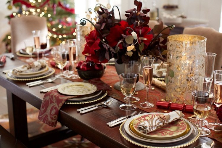 Vianočná dekorácia stolové kvety sviečky slávnostné motívy