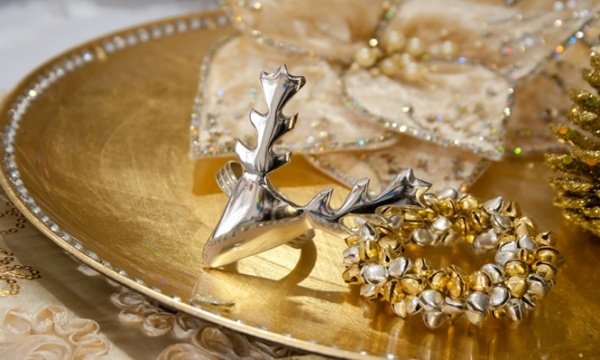 dekorácie na stôl vianočný nápad obrúskový prsteň strieborný zlatý tanier dekorácia stola vianočný nápad obrúskový prsteň strieborný zlatý tanier