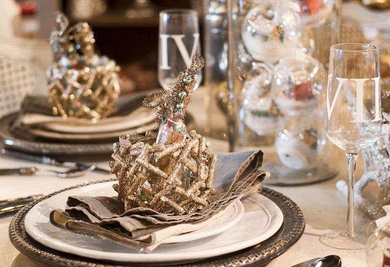 Vytvorte si vlastnú vtáčiu búdku z konárov stromov a postriekajte ju trblietavým sprejom Dekorácia na stôl-vianočné-zlaté-čierne-vtáčie hniezdo-dekorácia