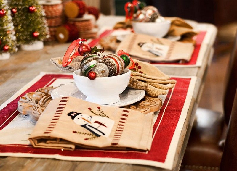Dekorácia na stôl s vianočnými stromčekmi a obrúskami s vyšívaným Mikulášom Nápady na vianočnú výzdobu vianočných zlatých čiernych trblietavých loptičiek