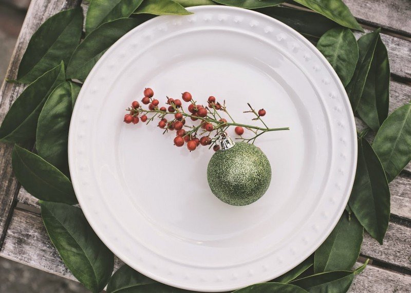 Ružové korenie na konári a guľa vianočného stromčeka v zelenom Dekorácia stola-vianočno-ružovo-paprikovo-zeleno-trblietavá-stromčeková guľa
