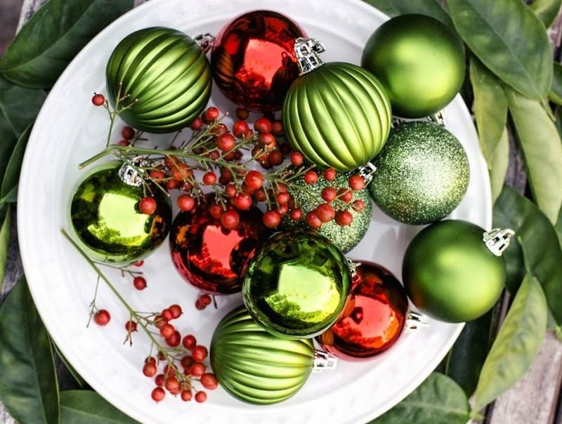 Ozdoby na ružové korenie a vianočný stromček ako dekorácie na stôl Dekorácia na stôl-vianočné-vianočné ozdoby-ružovo-korenistá-vetva