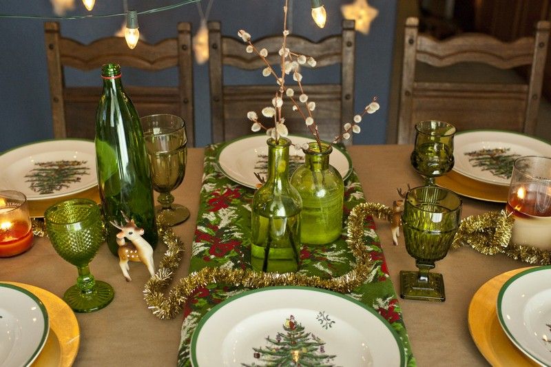 Dekorácia stola so zelenými sklenenými pohármi, mačičkou vŕbou a girlandou Dekorácia stola Vianočná fľaša na víno jeleň
