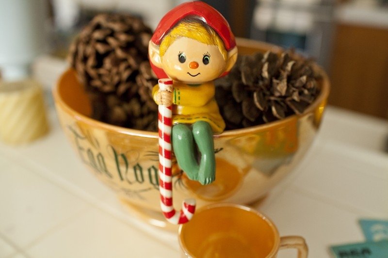 Vyrobte si dekorácie na stôl s šiškami a hlinenými figúrkami sami Dekorácia stola Vianočný trpaslík figúrka šišky