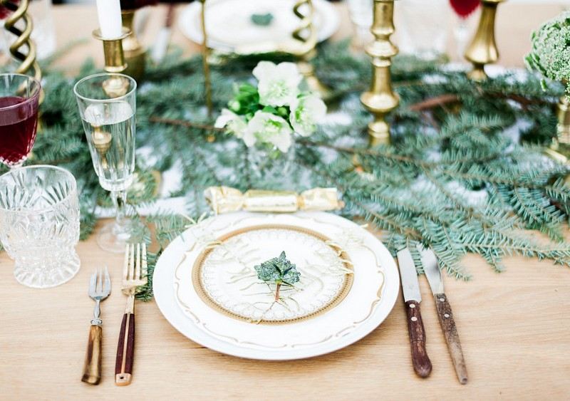 Vyrobte si vlastné elegantné dekorácie na stôl v zelenej a zlatej farbe Dekorácia stolu Vianočné nápady na zelené jedľové vetvy miesto karty