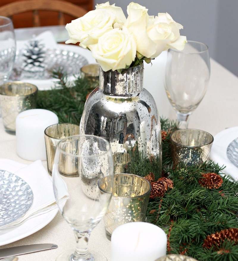 Biele ruže ako atmosférická dekorácia stola Dekorácia stola-vianočné nápady-váza-jedľové konáre-biele-ruže