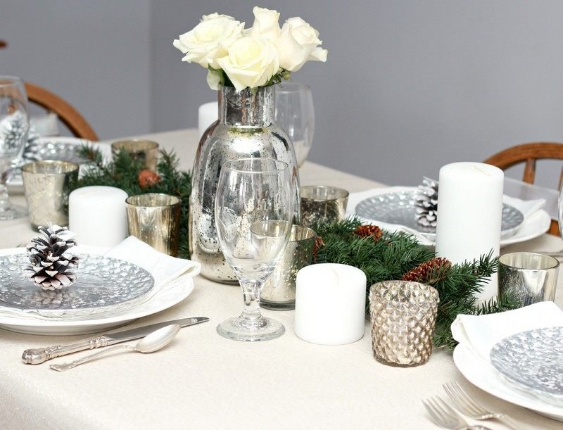Ozdobte lampióny strieborným sprejom a naaranžujte ich na stôl Dekorácia stola-vianočné-jedľové konáre-strieborné-príbory