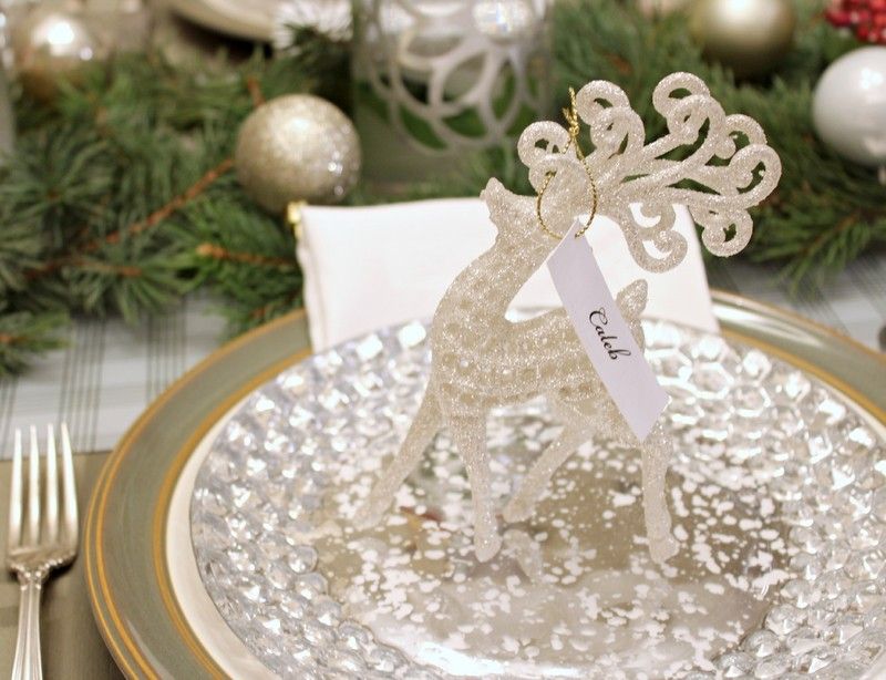 Nápad na dekoráciu stola s perlovým zvieraťom - vianočným jeleňom Dekorácia stola-vianočné-jeleň-silueta-biela-tanierová karta