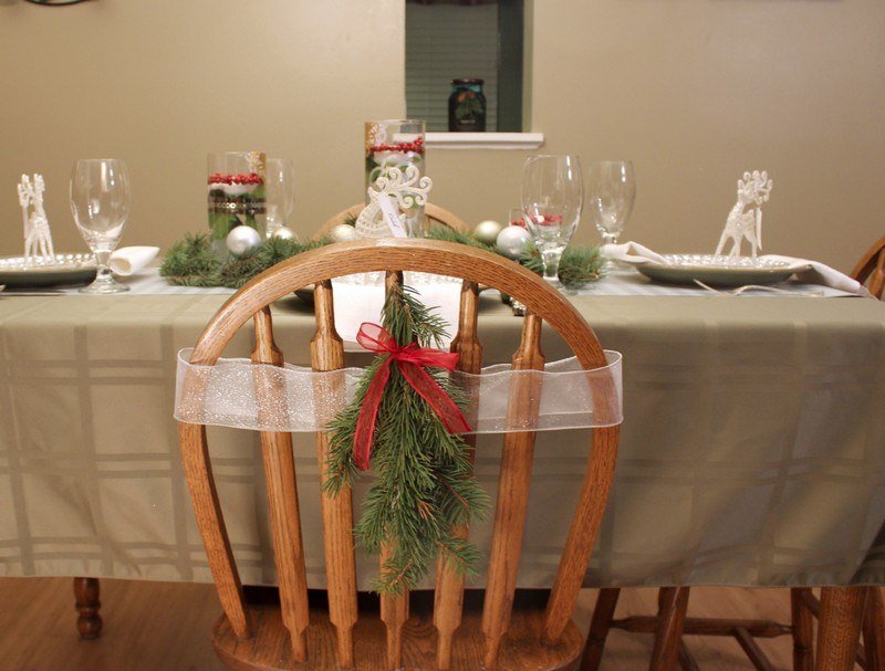 Ozdobte prednú časť stoličky jedľovými vetvami - nápad na remeslo Dekorácia stola-vianočná stolička mašľa-organzová stuha
