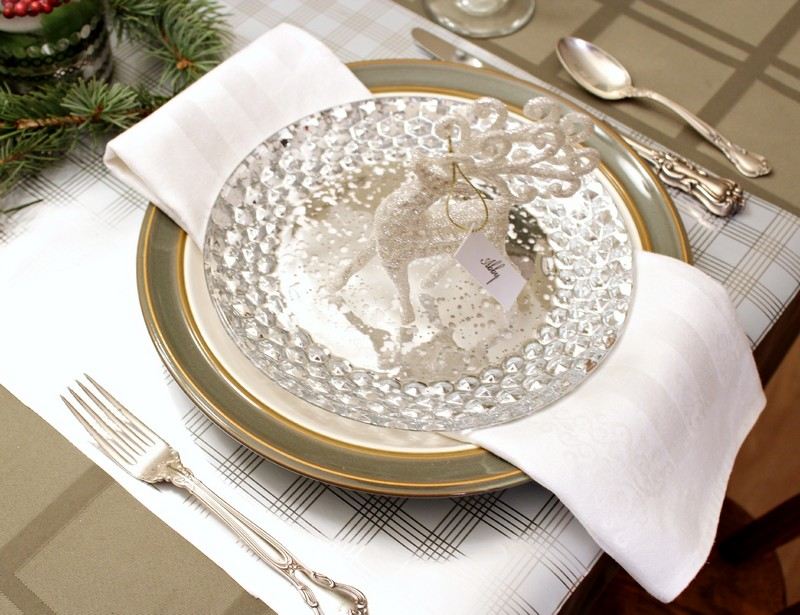 Strieborné taniere, perlové zvieracie jelene a hudobný papier Dekorácia stola-vianočno-bielo-zelená-perla-jelení-miesto karta