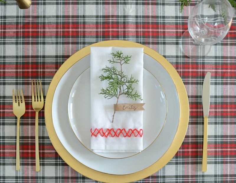 Obrúsok s miestenkou s cyprusovou vetvou Dekorácia na stôl-vianočný-vidiecky dom-dekorácia-zlatý príbor