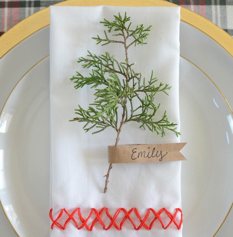 Ozdobná dekorácia na stôl s cyprusovou vetvou, obrúskom Dekorácia stola-vianočné-biele-zelené-jedľové konáre-nápady