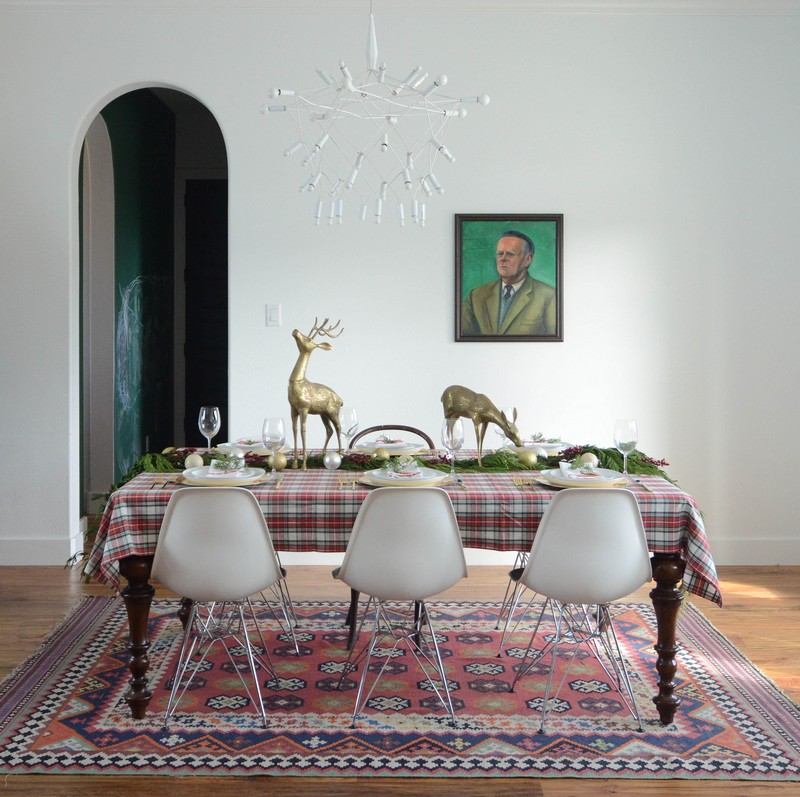 Dekorácia stola s cyprusovými ratolesťami a figúrkami jeleňov Dekorácia stola-vianočný stôl-sviatočné-zdobenie-nápady-vidiecky štýl