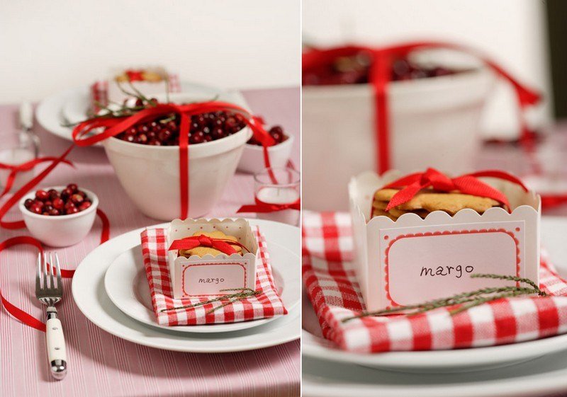 Krehké sušienky poukladajte na taniere Ozdoby na stôl-vianočné sušienky-bobule-malé-darčeky-hostia