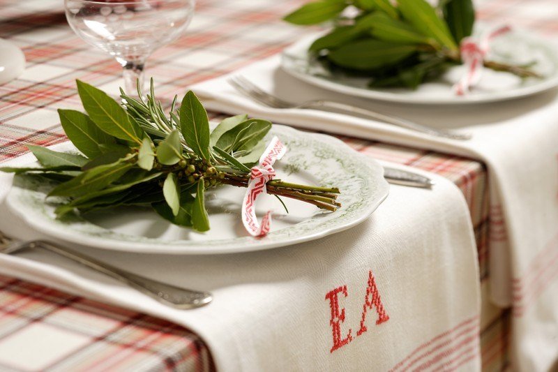 Na taniere poukladáme vavrínové vetvičky Dekorácie na stôl-Vianoce-prírodné materiály-drotár-nápady-stuha