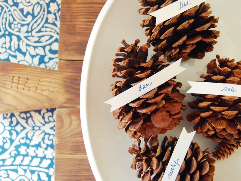 Ako lístočky k vianočnému stolu použite šišky Dekorácia stola Vianočné šišky poukladajú karty na drobné nápady