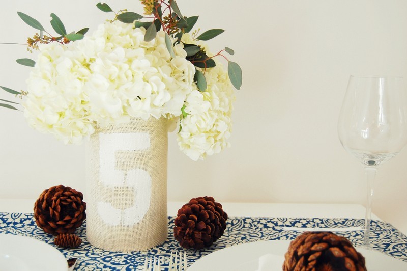 Dekorácia stola s bielymi hyacinty a šiškami Stolná dekorácia-vianočný-biely-hyacint-jedľový kužeľový stôl
