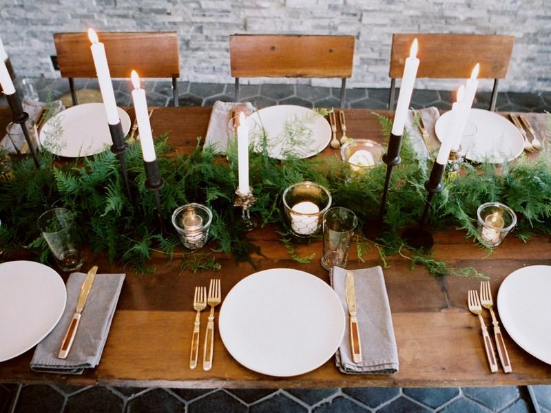 Slávnostná dekorácia stola v zelenej farbe s bielymi sviečkami Dekorácia stolu-vianočný-svietnik-biely-cyprus-zlatý-príbor