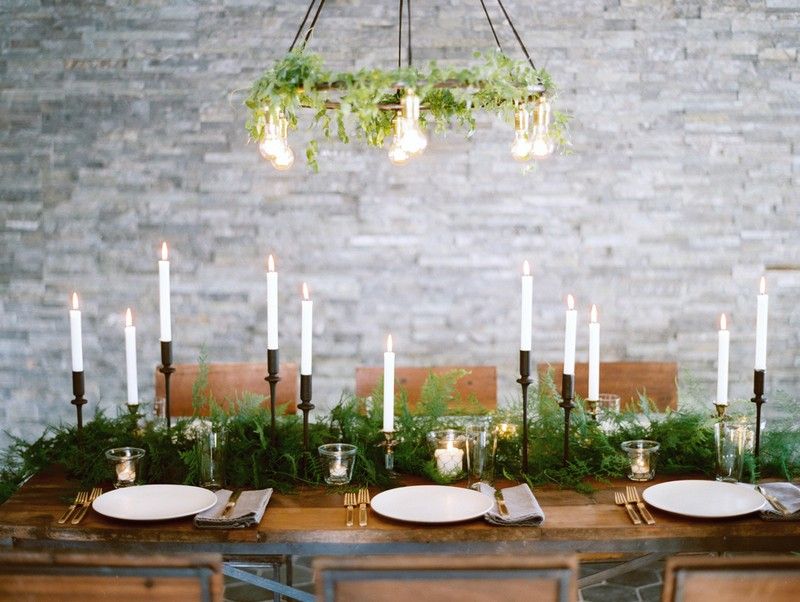 Puristický nápad na vianočnú dekoráciu, ako si vyrobiť sami Dekorácia stola-vianočné-jedľové konáre-biela-sviečka-nápady