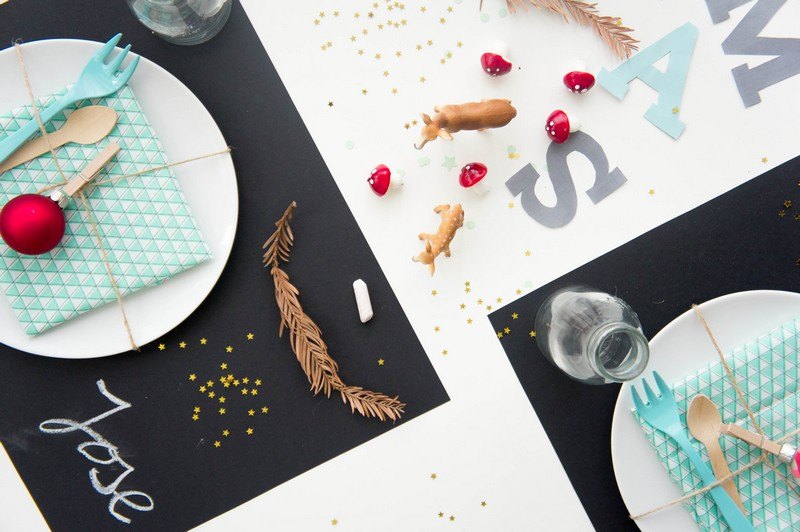 Nápad na dekoráciu vianočného stolu farbou na tabuľu Dekorácia na stôl-vianočné nápady-kamienky-modrá-obrúsok