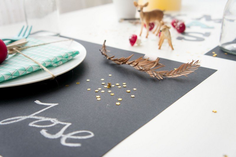 Na detský stôl umiestnite kartové a slávnostné dekorácie na stôl Dekorácia stolu-vianočné-deti-stôl-nápady-papierová dekorácia