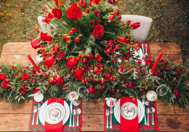 Vianočné dekorácie na stôl s ružami a jedľovými ratolesťami Vyrobte si vianočné dekorácie na stôl sami - nápady