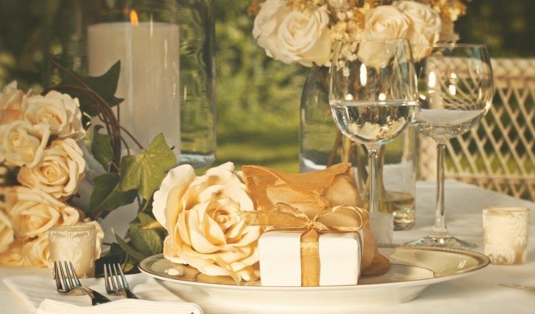 dekorácia stolu zlatý svadobný dar hostia ruže krémová stuha