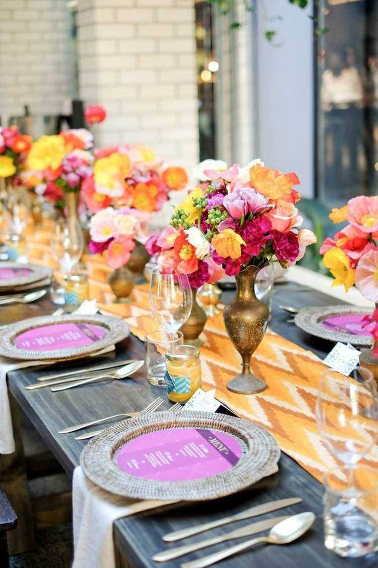 výzdoba stola zlatá svadba pestrofarebná nápad kytica kvetov strieborný tanier bežec na stôl cikcak