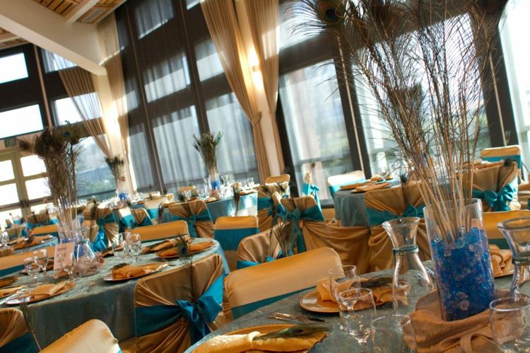 stolová výzdoba zlaté svadobné pávie perie modré zlaté dizajnové stoličky