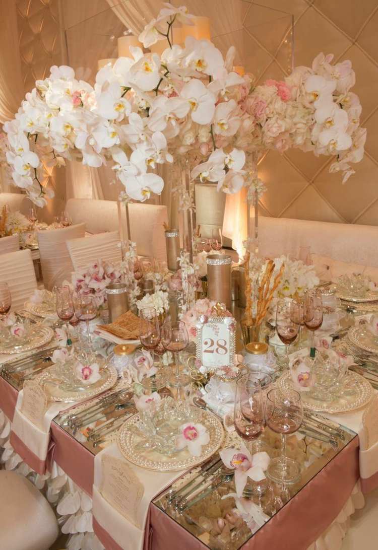 dekorácia stolu zlatá svadba orchidey biela inšpirácia čalúnenie stena