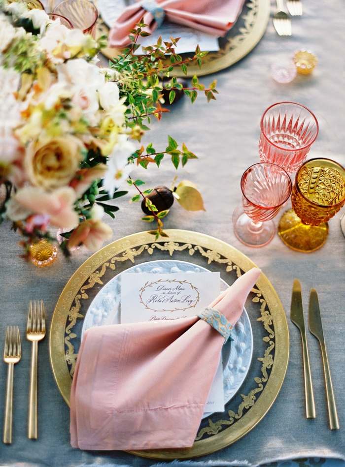 dekorácie na stôl na svadbu v jarných zlatých ružových ružiach