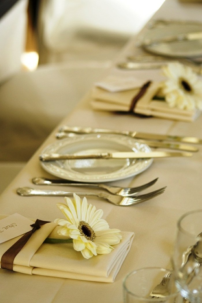 jednoduchá dekorácia lúčny kvet jarná svadba biele striebro