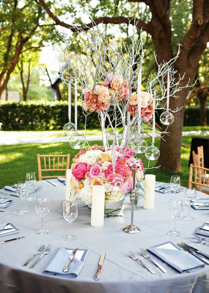 okrúhly stôl kvetinové úpravy jarné vetvy strieborné