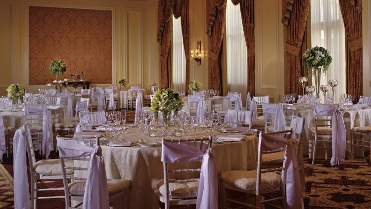 Bohatá svadobná výzdoba na stole Svadobné dekorácie lampióny nápady kvetov