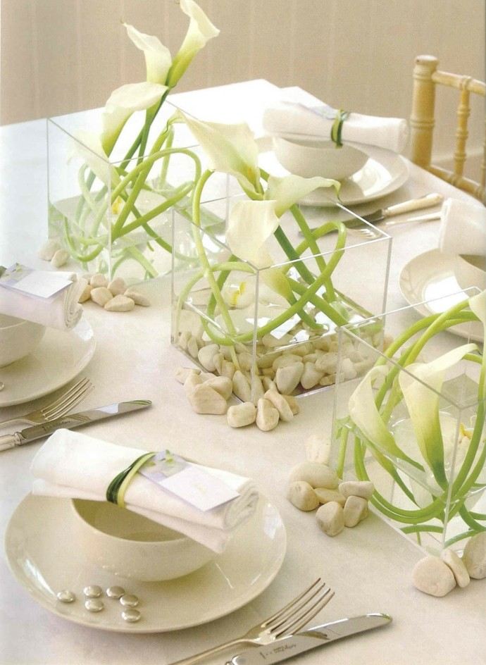 jednoduchá elegantná dekorácia stolu na letnú svadbu biela zelená