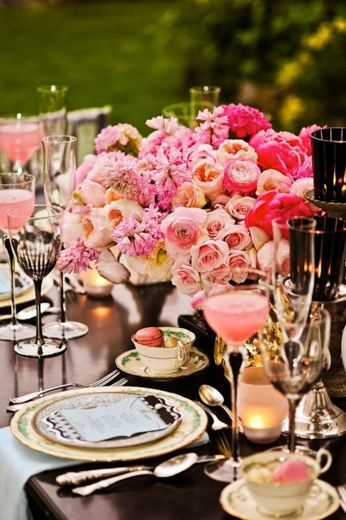 dekorácie na stôl pre letné svadobné ruže kytica ružových sviečok